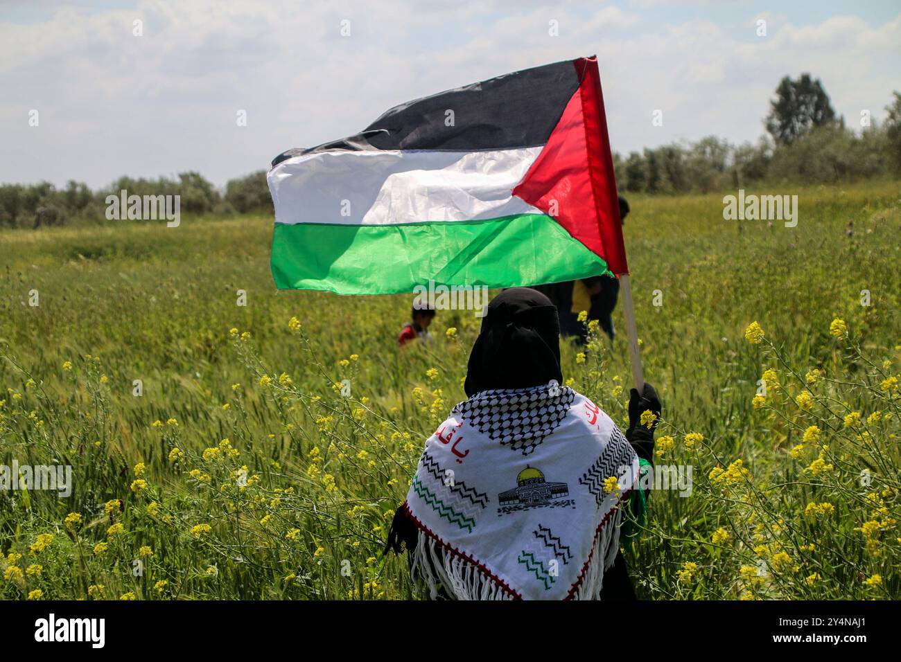 Gaza, Palestina. 30 marzo 2023. I palestinesi partecipano a un festival che celebra il 47° anniversario della giornata della Terra nella zona di Malika, a est di Gaza City. I palestinesi sventolarono la loro bandiera nazionale e alzarono striscioni che dichiaravano i loro diritti sulla terra dei loro nonni sequestrati da Israele. L'evento è stato organizzato dalla coalizione palestinese di forze nazionali e islamiche. La giornata della terra è una giornata annuale di commemorazione dei sei palestinesi morti e delle centinaia di feriti, mentre si opponevano al piano di Israele di confiscare vaste aree della terra palestinese nel 1976 Foto Stock