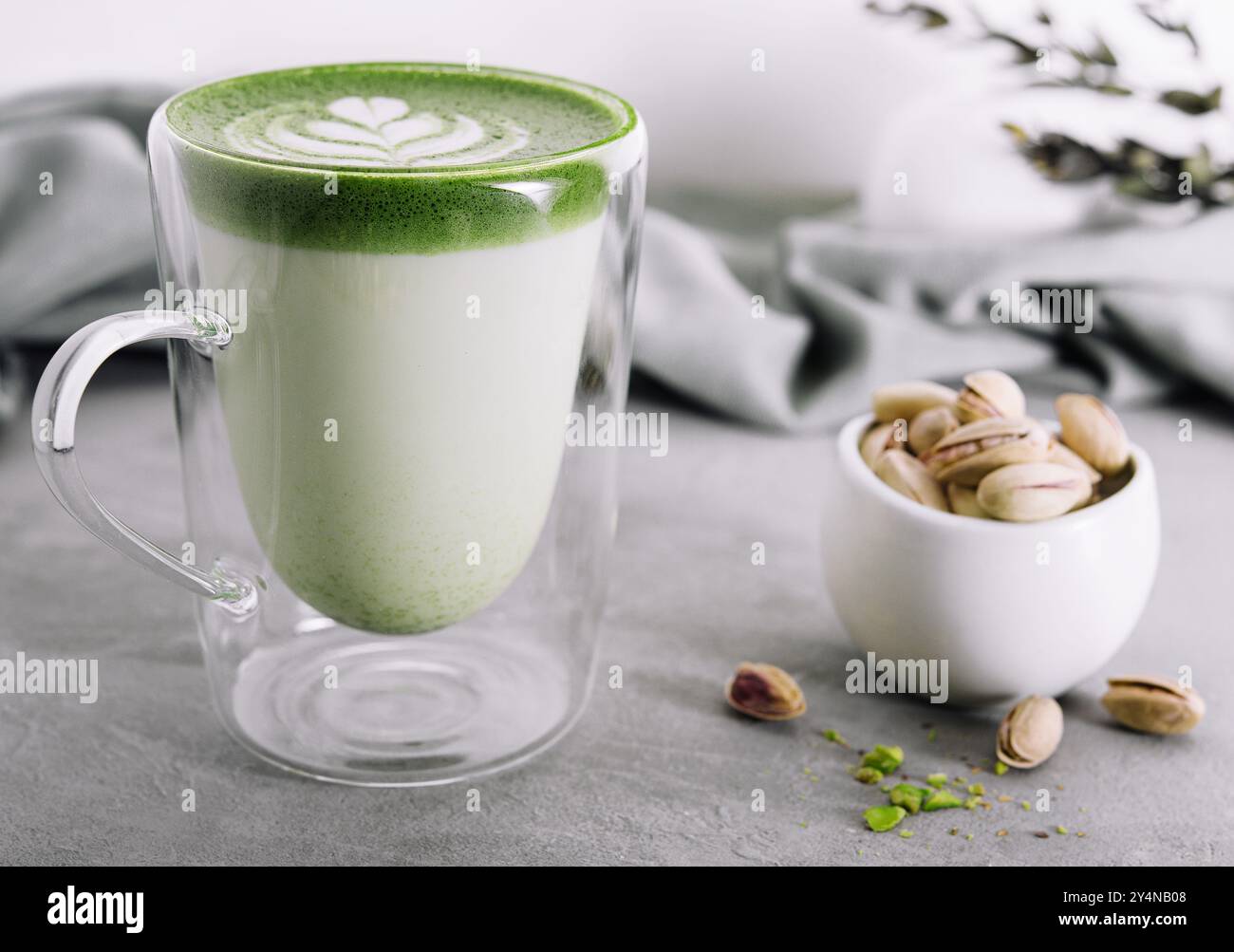 Latte matcha verde con pistacchi Foto Stock