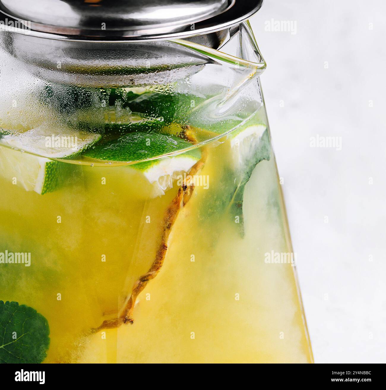 Tè verde ghiacciato o limonata con lime e menta Foto Stock