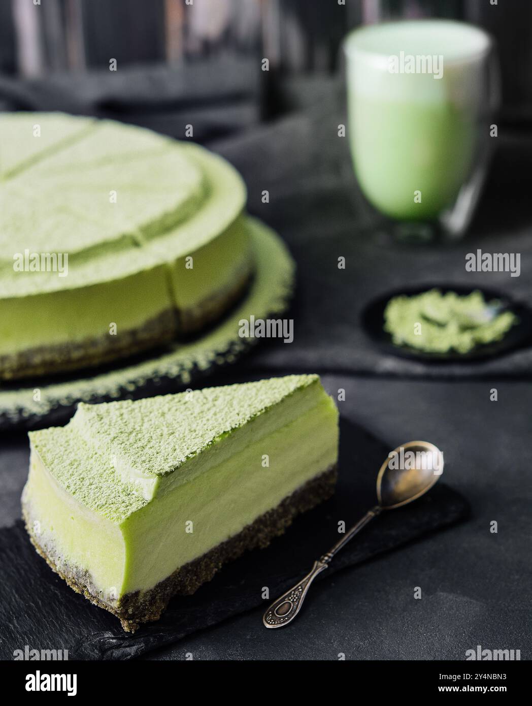 Cheesecake Matcha con caffè matcha Foto Stock