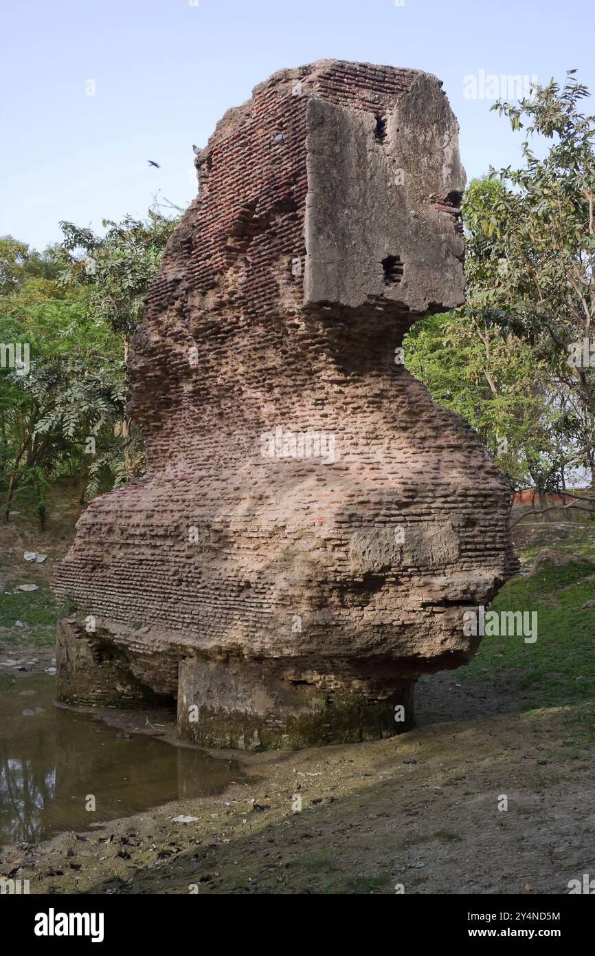 Agra, Uttar Pradesh / India - 27 febbraio 2012 : rovine vicino a Itimad-UD-Daulah ad Agra. Foto Stock