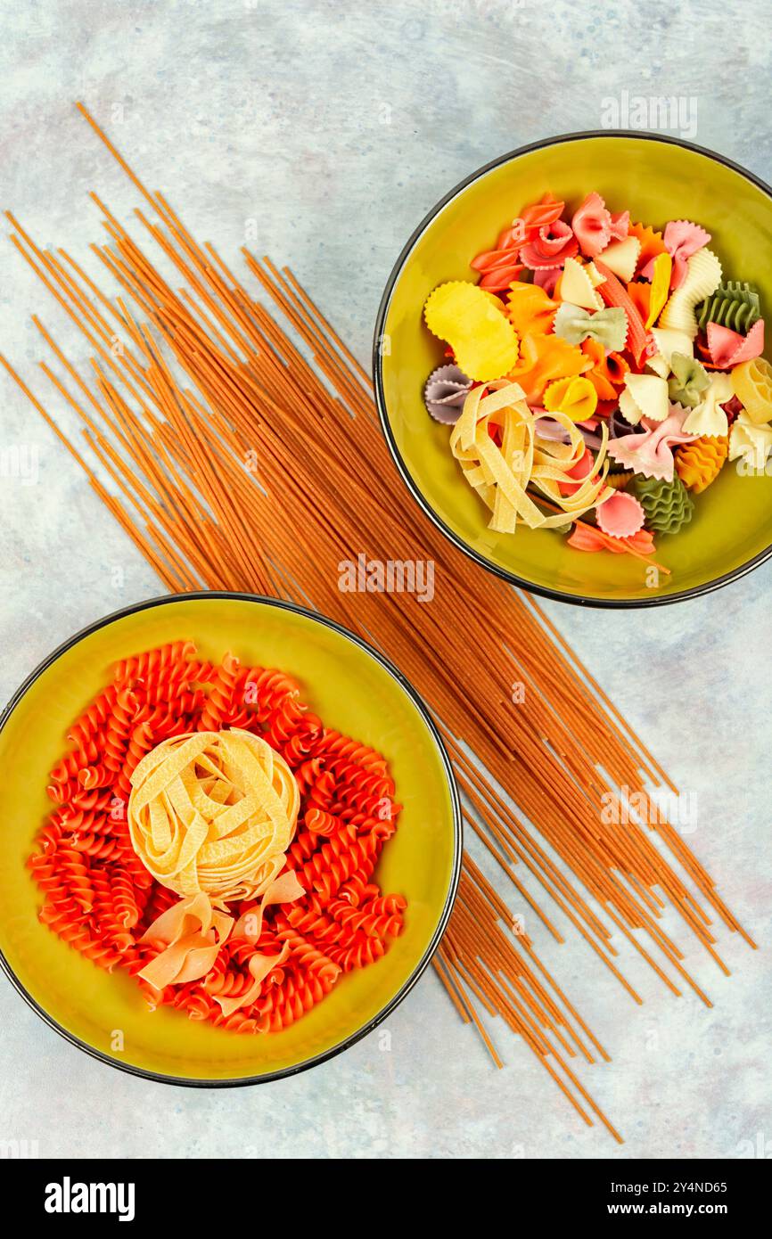 Un set di maccheroni secchi, pasta cruda e spaghetti. Foto Stock