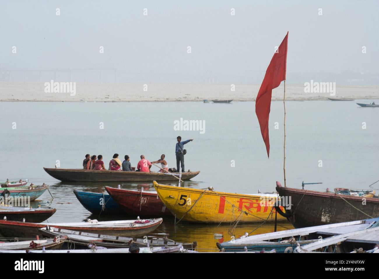 Varanasi, Uttar Pradesh / India - 7 maggio 2015 : Una guida turistica a bordo di una barca sul fiume Gange guida i turisti a bordo della barca. Foto Stock