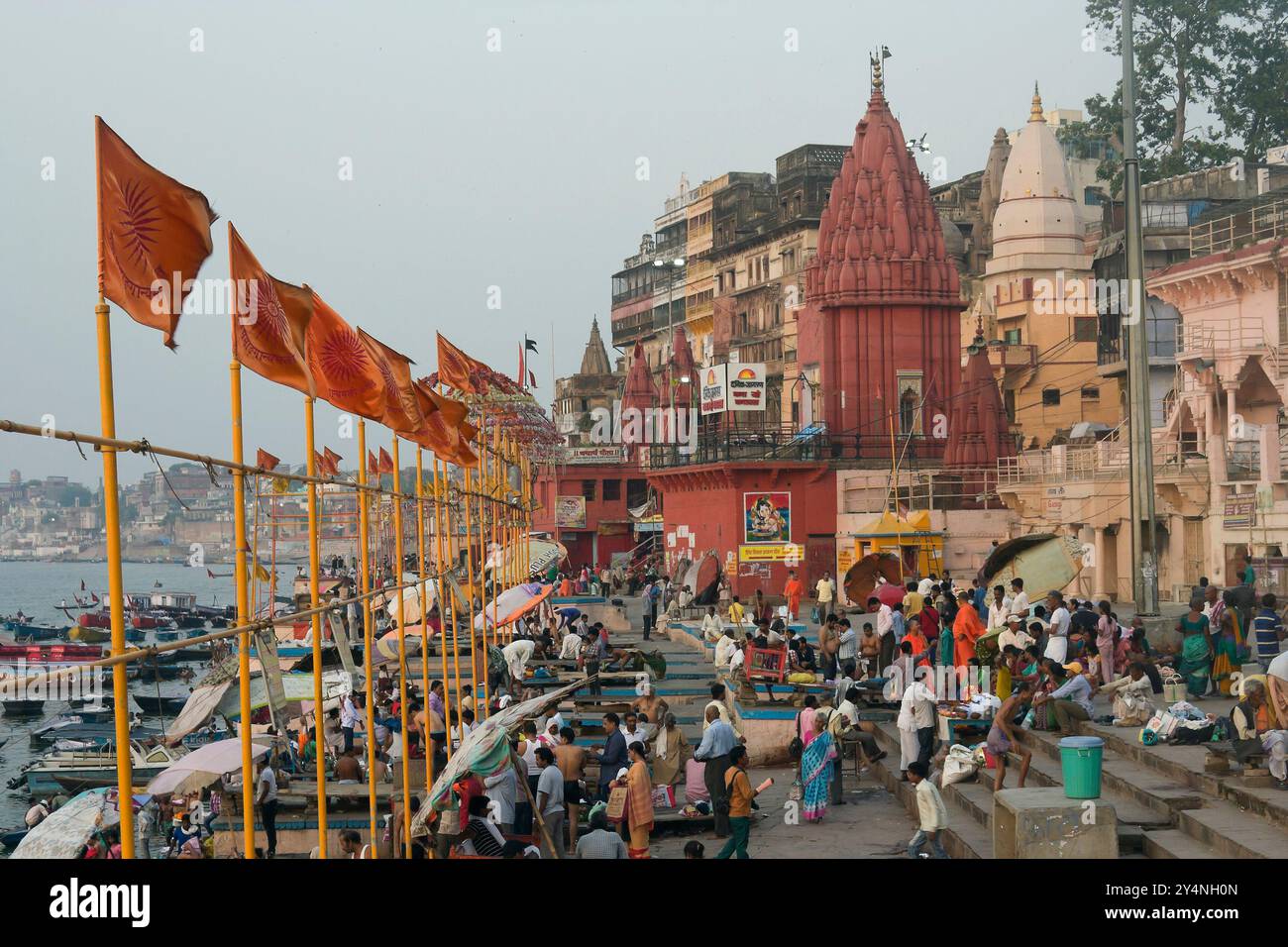 Varanasi, Uttar Pradesh / India - 9 maggio 2015 : Una vista ravvicinata del Ghat di Varanasi ha la bandiera religiosa allestita in fila e la raccolta del pilg Foto Stock