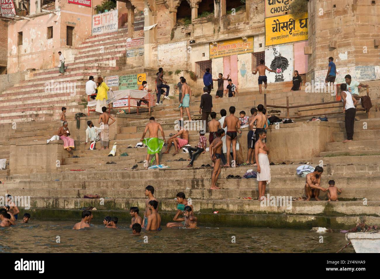 Varanasi, Uttar Pradesh / India - 9 maggio 2015 : i pellegrini fanno il bagno sacro nel fiume santo Ganga al Chousatti ghat a Varanasi. Foto Stock