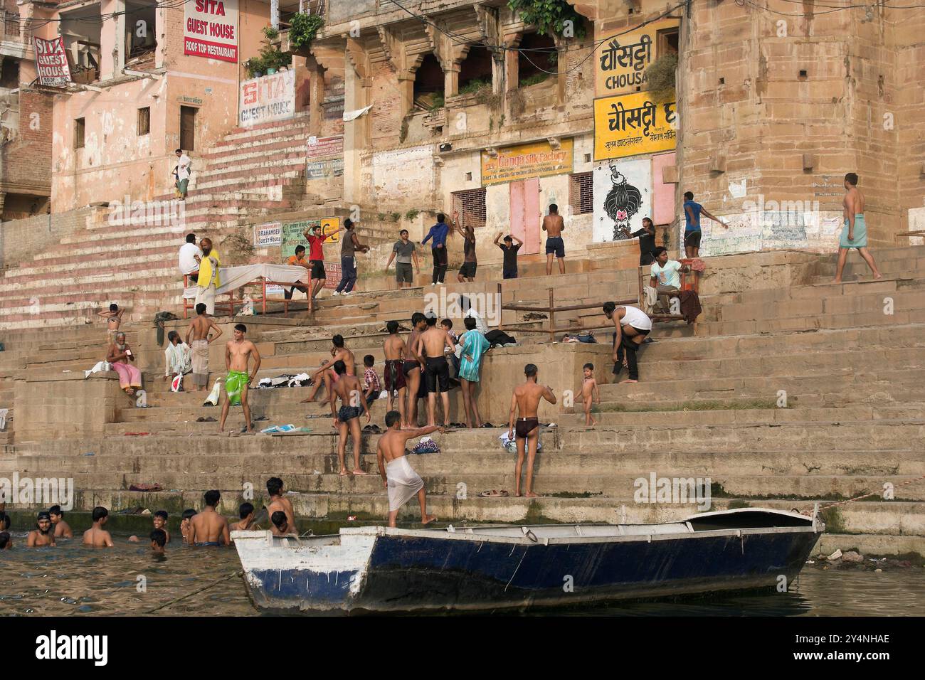 Varanasi, Uttar Pradesh / India - 9 maggio 2015 : persone in diverse attività al Chousatti ghat vicino alla riva del fiume Gange a Varanasi. Foto Stock