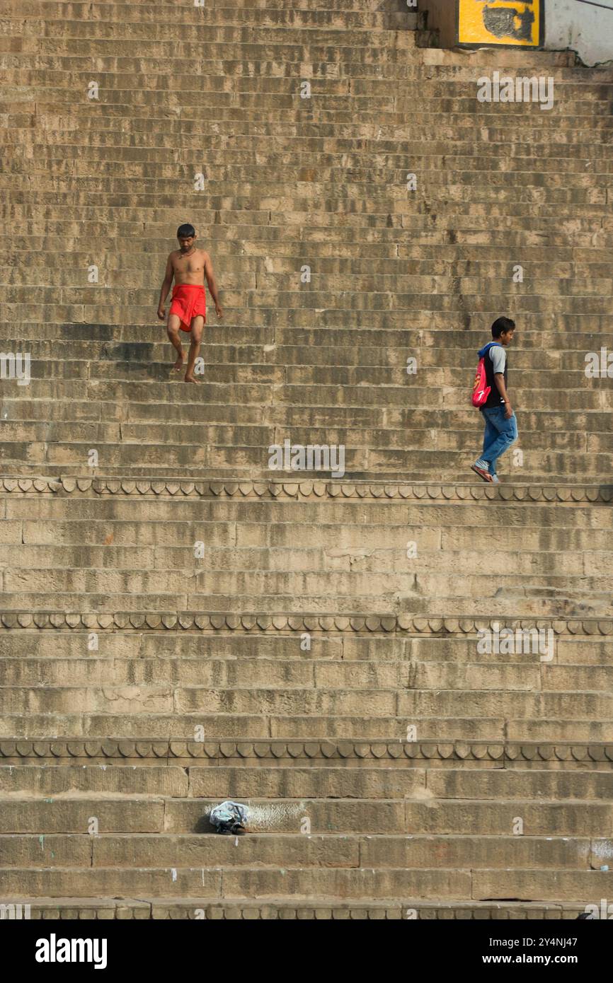 Varanasi, Uttar Pradesh / India - 9 maggio 2015 : persone a Varanasi ghtat. Foto Stock