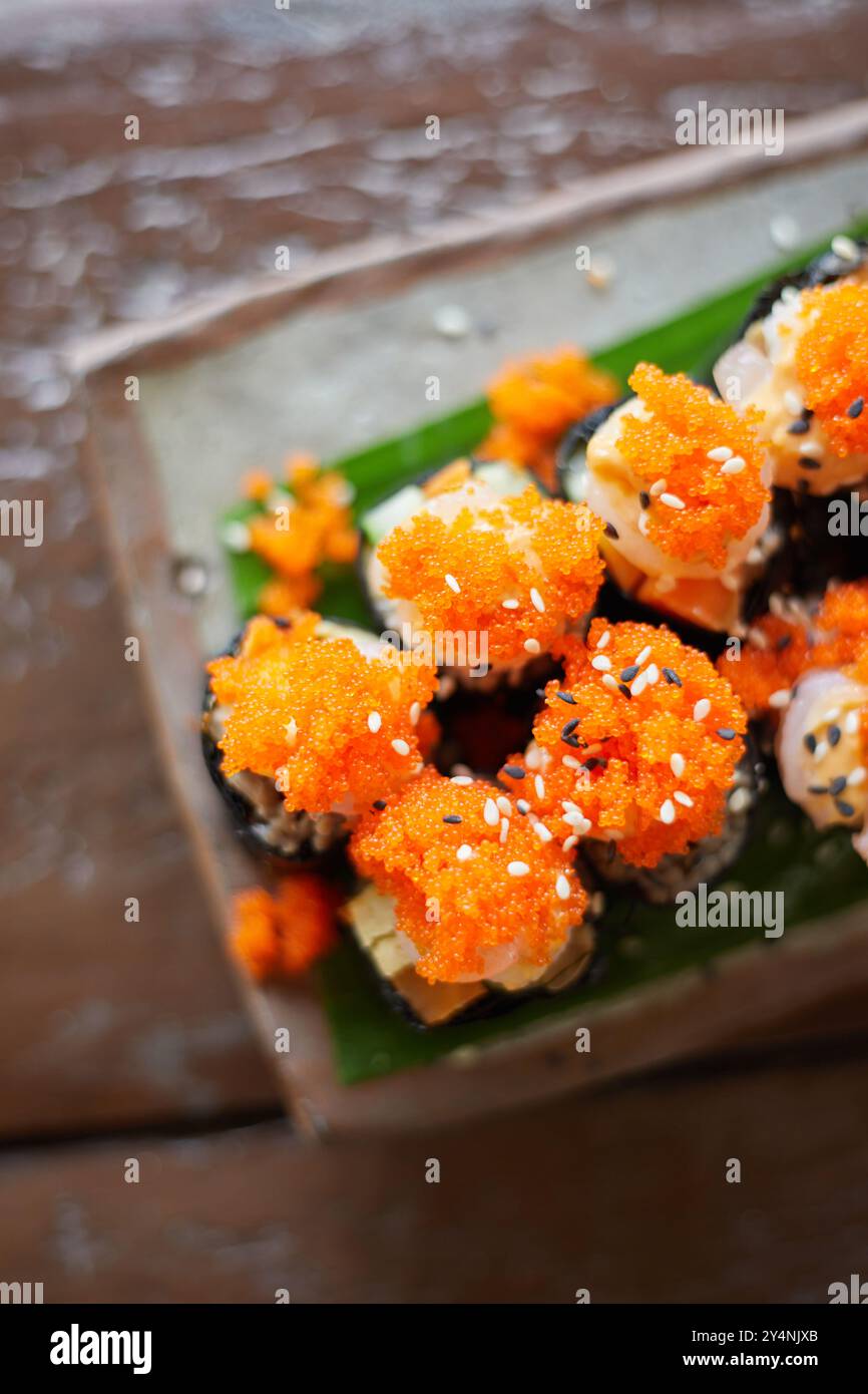 Primi piani Sushi Rolls con Ebiko, attenzione selettiva Foto Stock