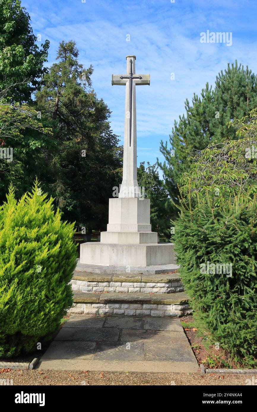 Gosport, Hampshire, Inghilterra. 13 settembre 2024. Una croce di sacrificio commemorativa nel cimitero. Questa foto fa parte di una serie che ho scattato durante una recente visita al cimitero della Royal Navy di Haslar durante gli Open Days del Gosport Heritage. In questa selezione sono incluse alcune foto che ho scattato durante il viaggio di andata e ritorno dall'evento, mentre ero a piedi. Foto Stock