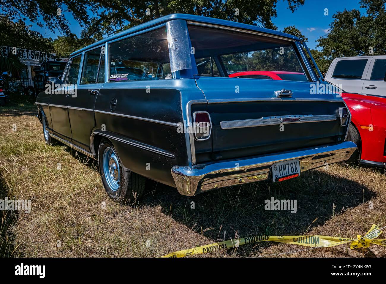 Gulfport, MS - 2 ottobre 2023: Vista dall'angolo posteriore della Chevrolet Chevy II Nova Station Wagon del 1964 in una mostra di auto locale. Foto Stock