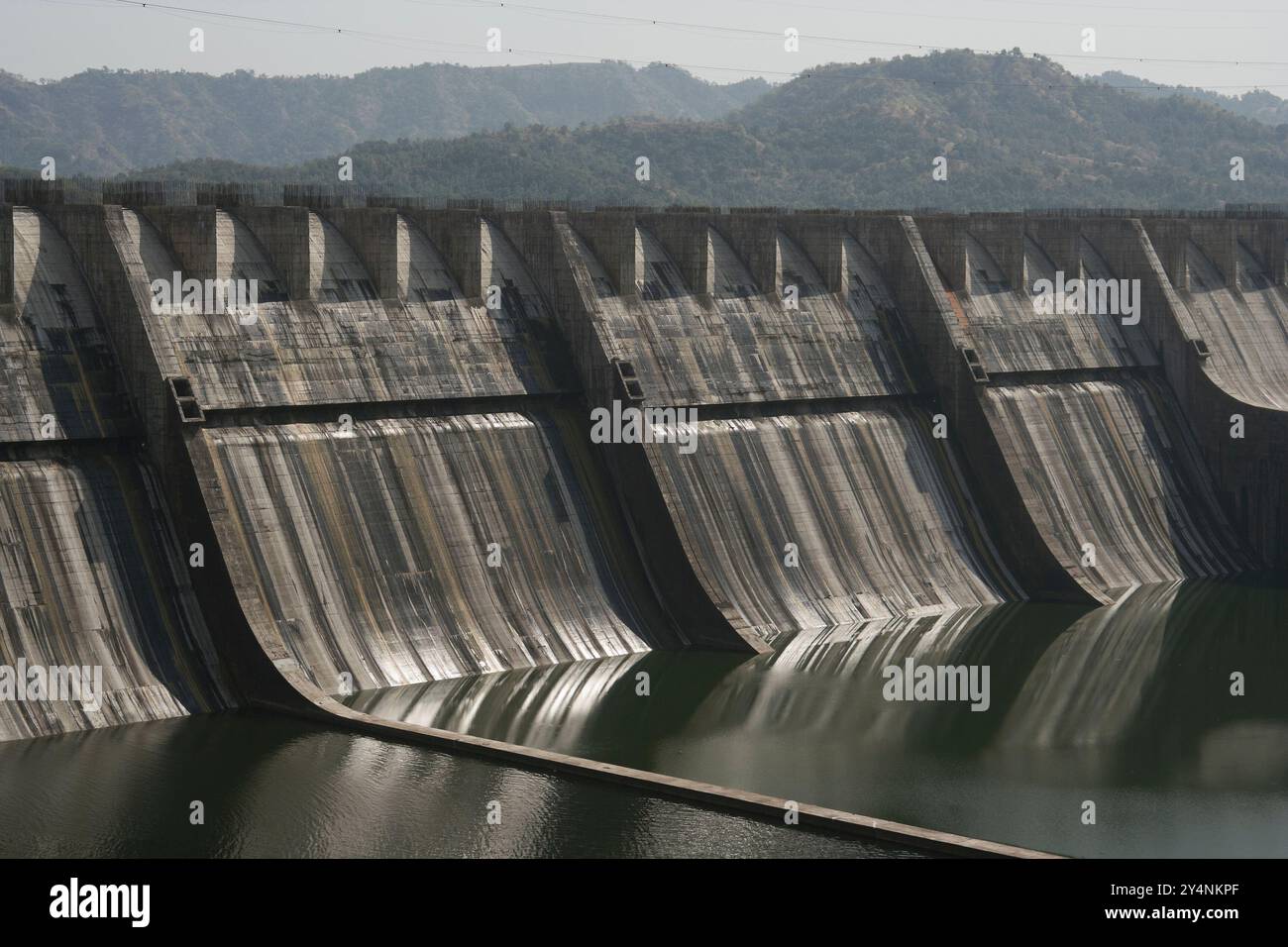 Navagam, Gujarat / India - 14 novembre 2007: Diga di Sardar Sarovar sul fiume Narmada vicino Navagam nel Gujarat. Foto Stock