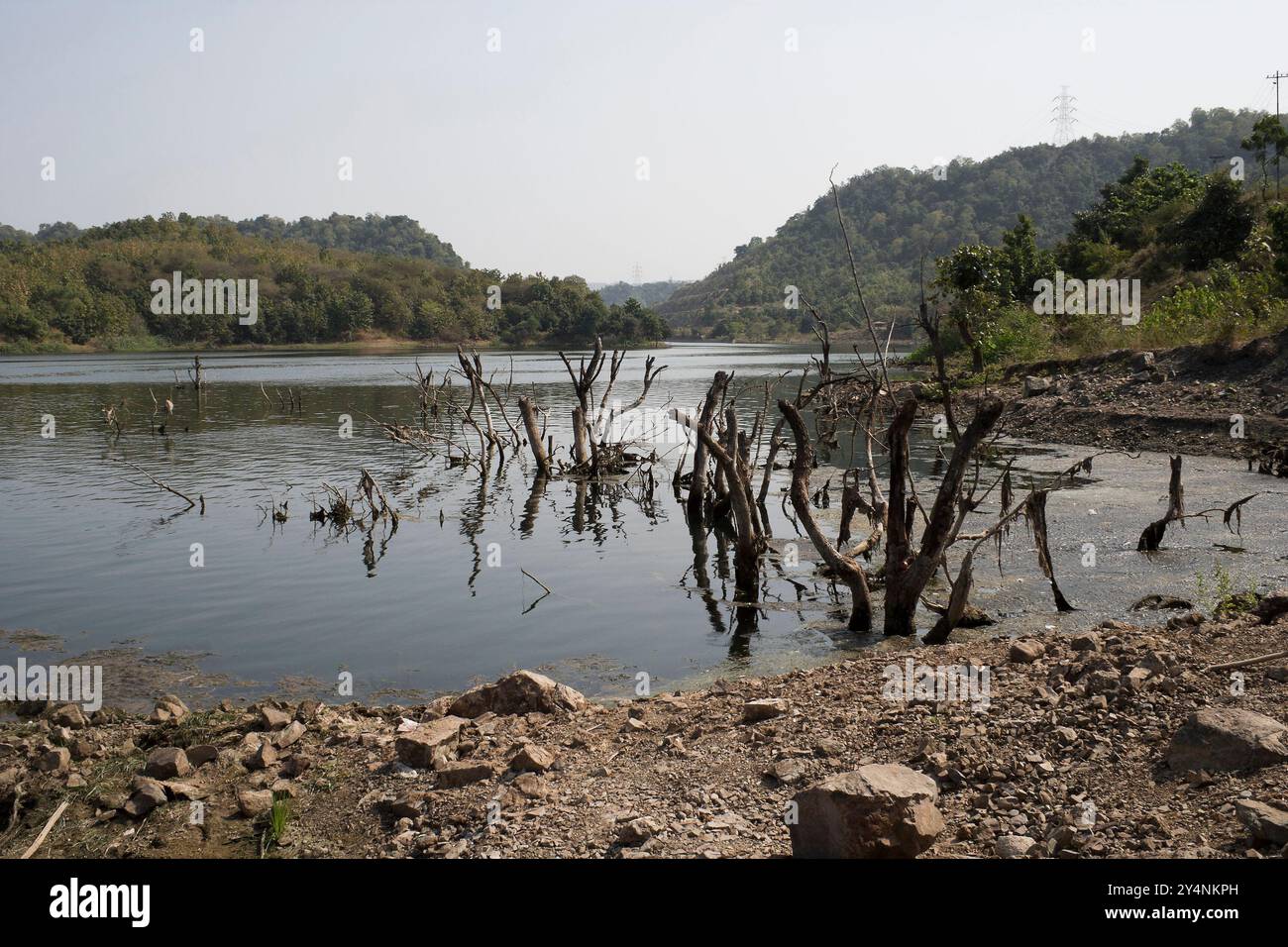 Navagam, Gujarat / India - 14 novembre 2007: Vista lago vicino alla diga di Sardar Sarovar. Foto Stock