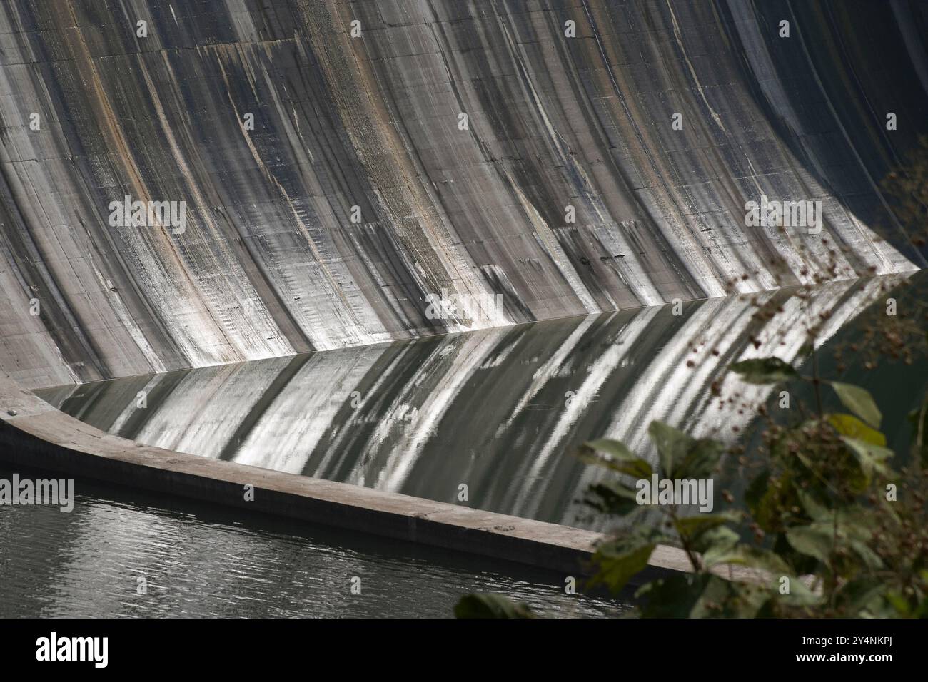 Navagam, Gujarat / India - 14 novembre 2007: Diga di Sardar Sarovar sul fiume Narmada vicino Navagam nel Gujarat. Foto Stock