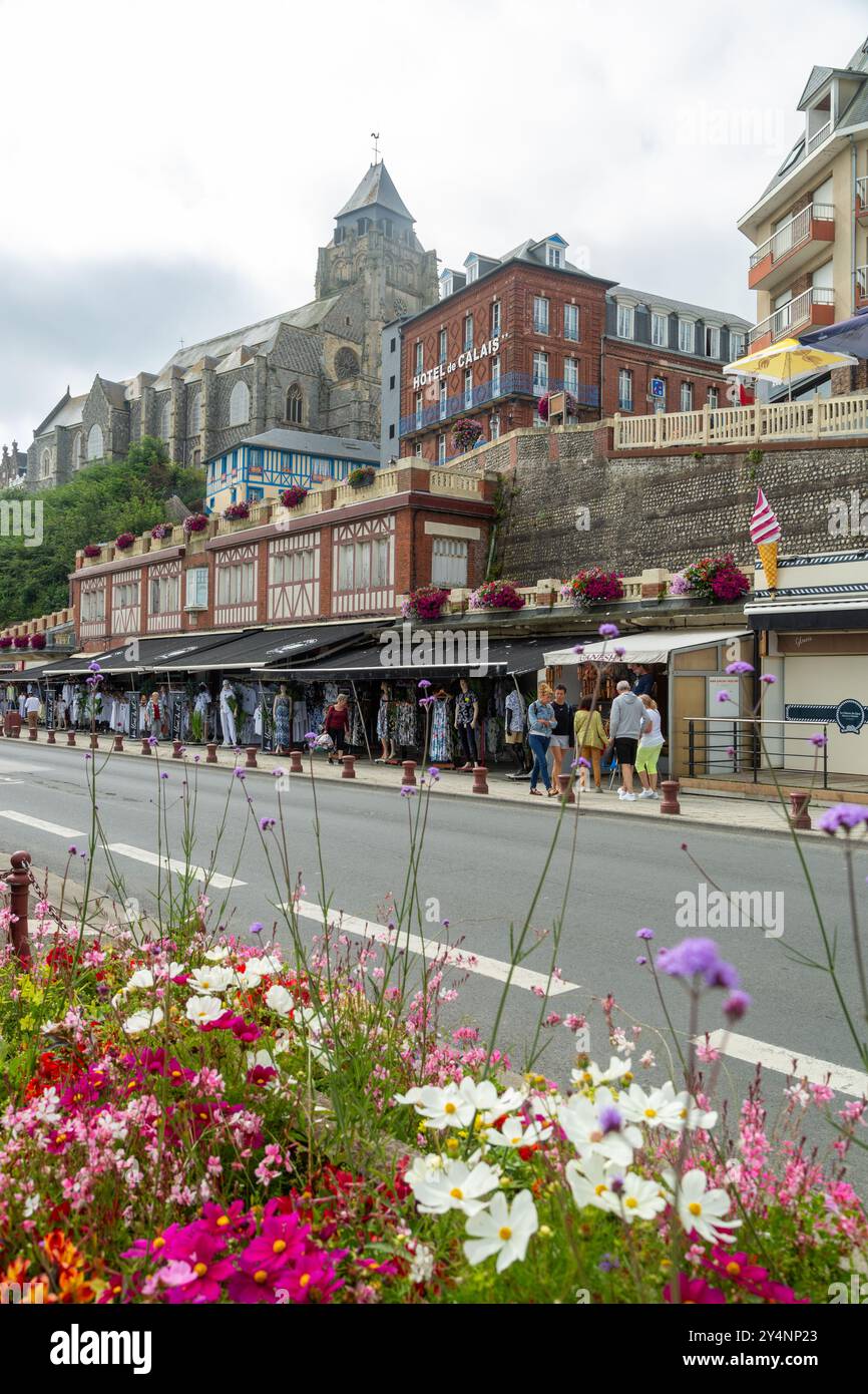 Hotel de Calais ed Eglise Saint-Jacques le Tréport, Normandia, Francia Foto Stock