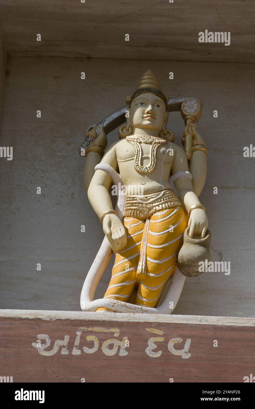 Khambhat, Gujarat / India - 9 gennaio 2011: Statua della divinità indù Agni deva (dio del fuoco) nel tempio della dea Vahanvati Sikotar mata. Foto Stock