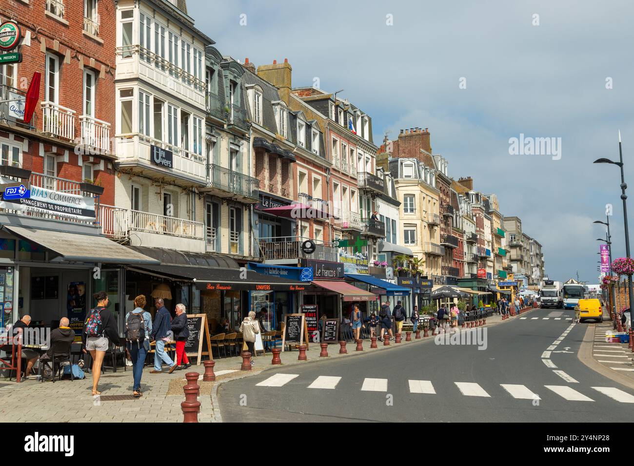 Negozi lungo la strada del porto le Tréport, Normandia, Francia Foto Stock