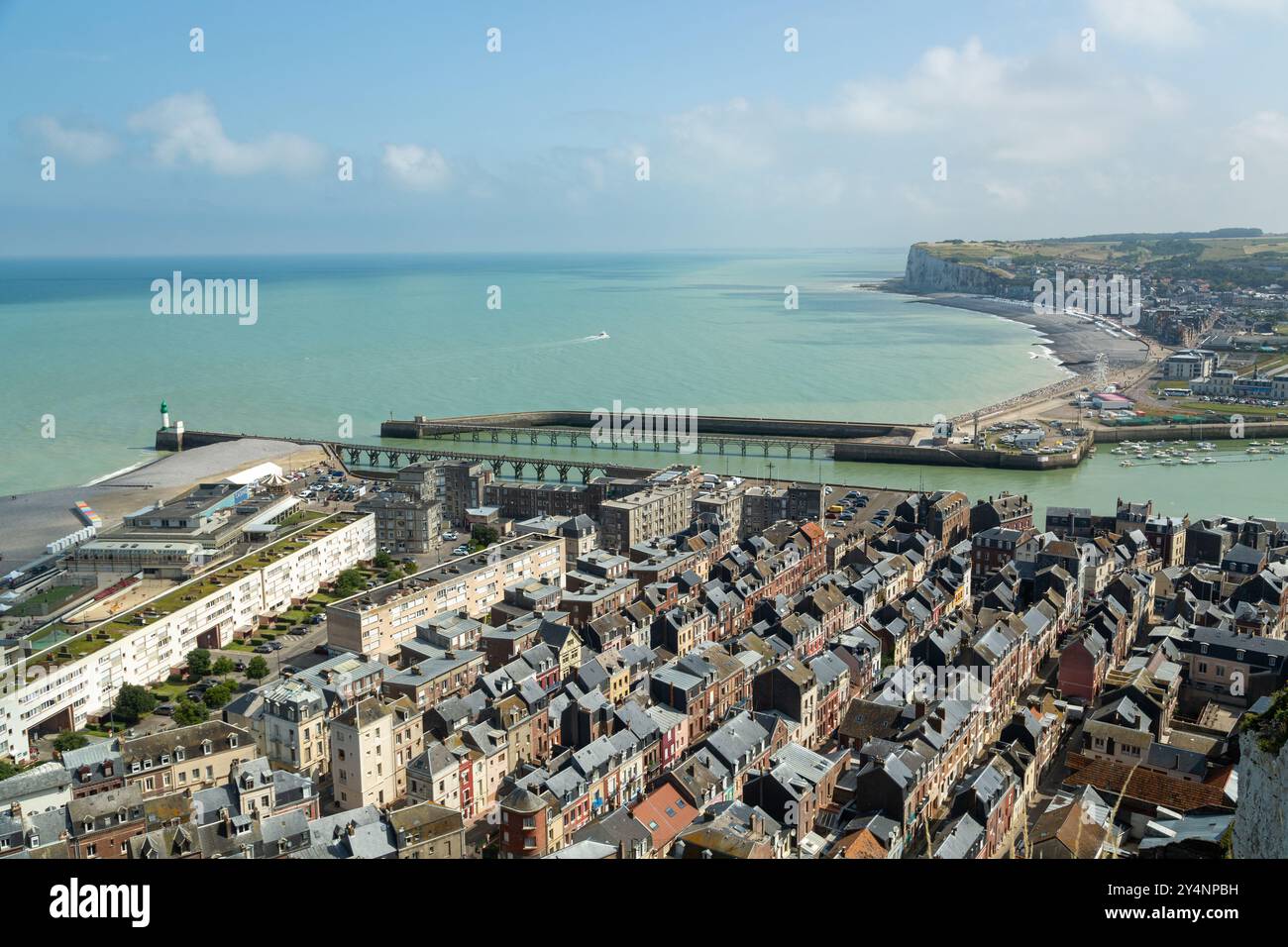 Veduta di le Treport, le Treport, Mers-les-Bains sullo sfondo, Senna marittima, Normandia Foto Stock