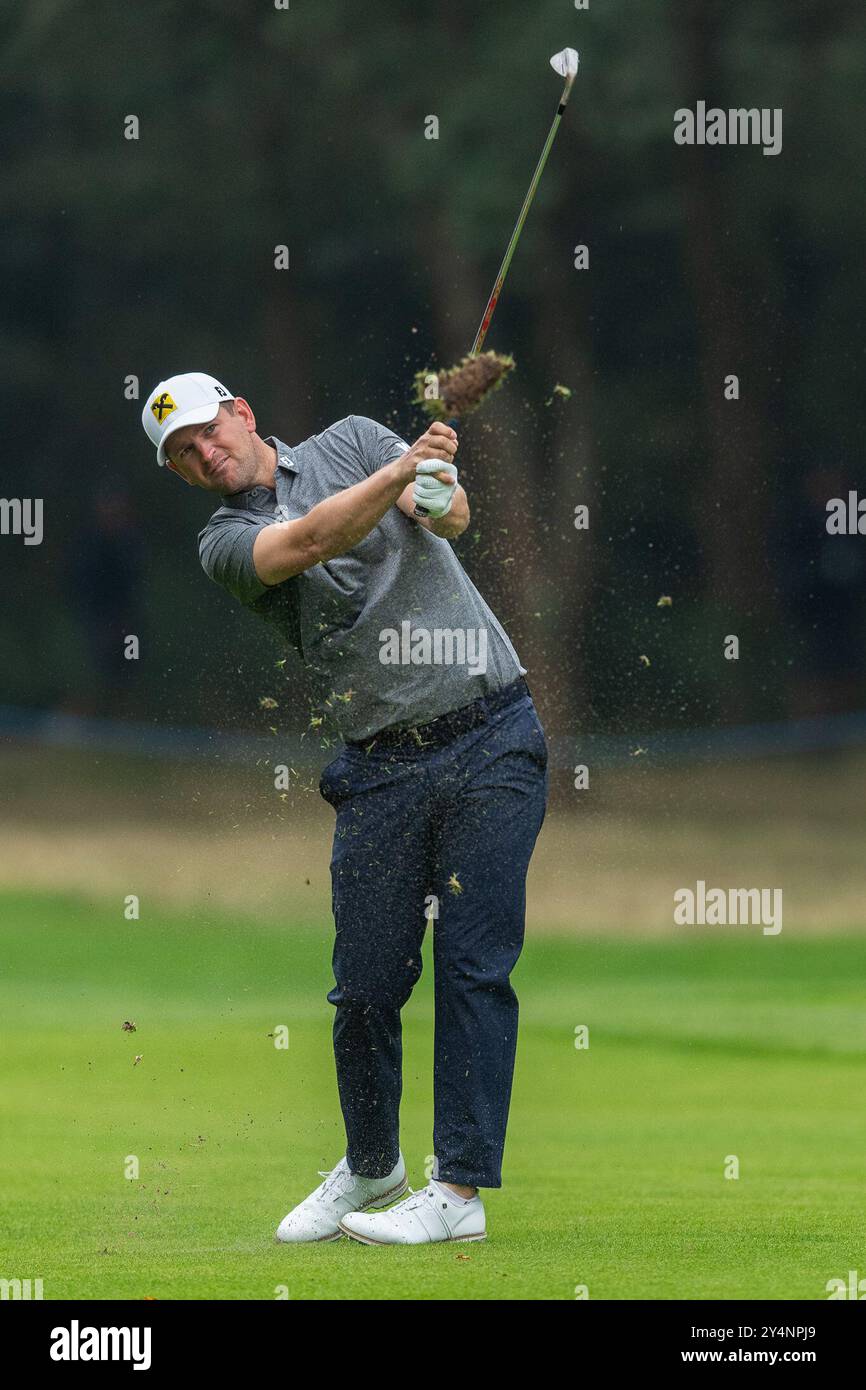 Bernd Wiesberger dell'Austria gioca un tiro sulla 6a buca durante il primo round del BMW PGA Championship al Wentworth Golf Club, Virginia Water, Inghilterra, il 19 settembre 2024. Foto di Grant Winter. Solo per uso editoriale, licenza richiesta per uso commerciale. Non utilizzare in scommesse, giochi o pubblicazioni di singoli club/campionato/giocatori. Crediti: UK Sports Pics Ltd/Alamy Live News Foto Stock