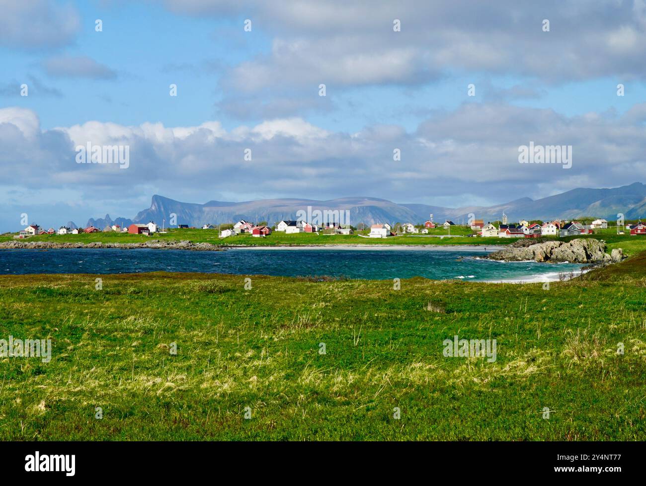 Villaggio costiero sull'isola di Andøya nella Norvegia settentrionale Foto Stock