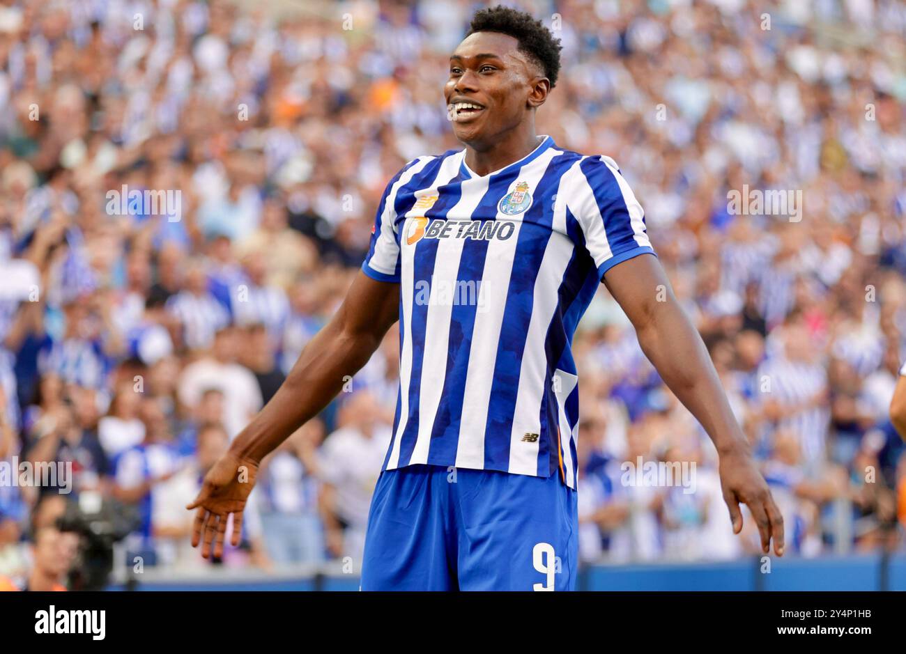 Samu Omorodion del Porto festeggia dopo aver segnato il secondo gol della sua squadra durante la partita Betclic della Liga Portugal tra FC Porto e SC Farense all'Estadio do Dragao il 15 settembre 2024 a Porto, Portogallo. Foto Stock