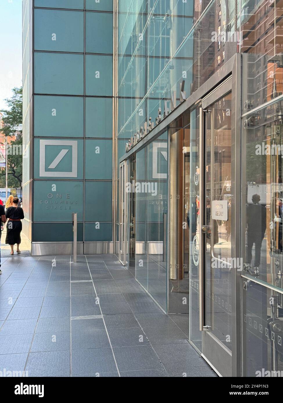 Ingresso all'ufficio della Deutsche Bank al One Columbus Circle di New York. Foto Stock