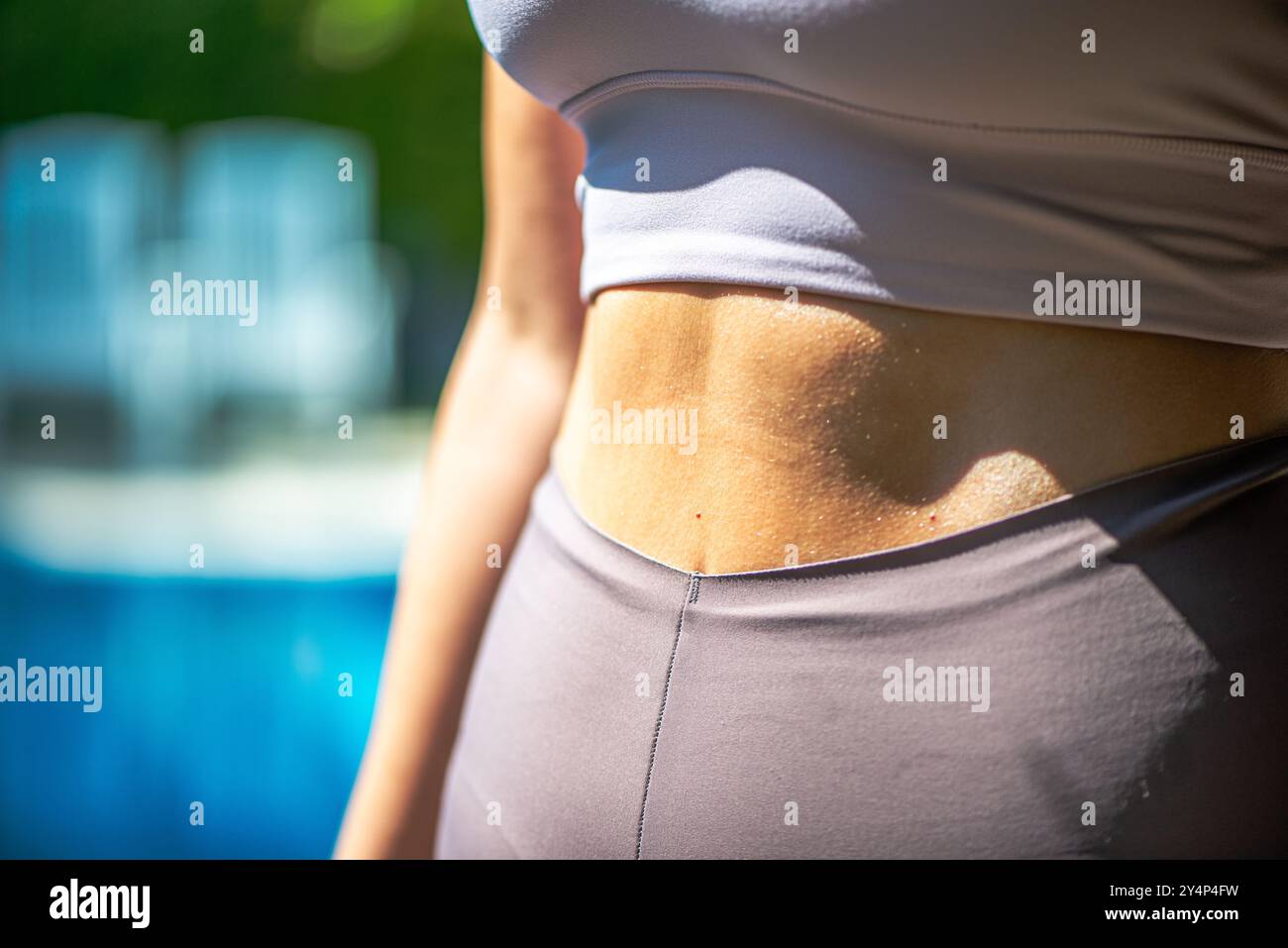 Un'appassionata di scarpe Pilates indosserà con fiducia il suo abs colorato mentre indossa un elegante tuta per il fitness, mettendo in risalto la forza e l'allenamento di base. Foto Stock