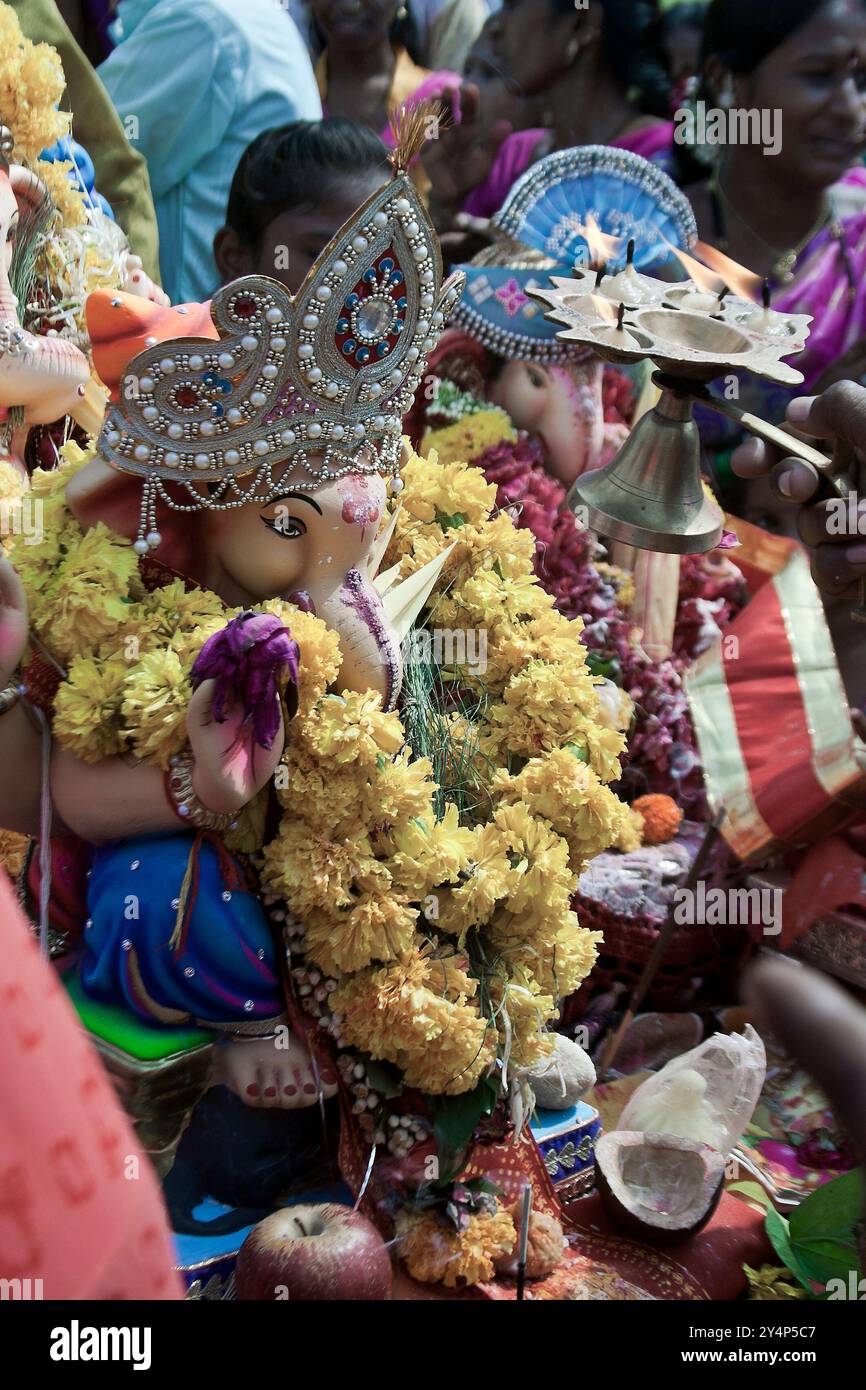 Vadodara, Gujarat / India - 15 settembre 2016: Una lampada da fuoco (aarti) offerta all'idolo del Signore Ganesha come parte del rituale del giorno della festa Ganesha. Foto Stock