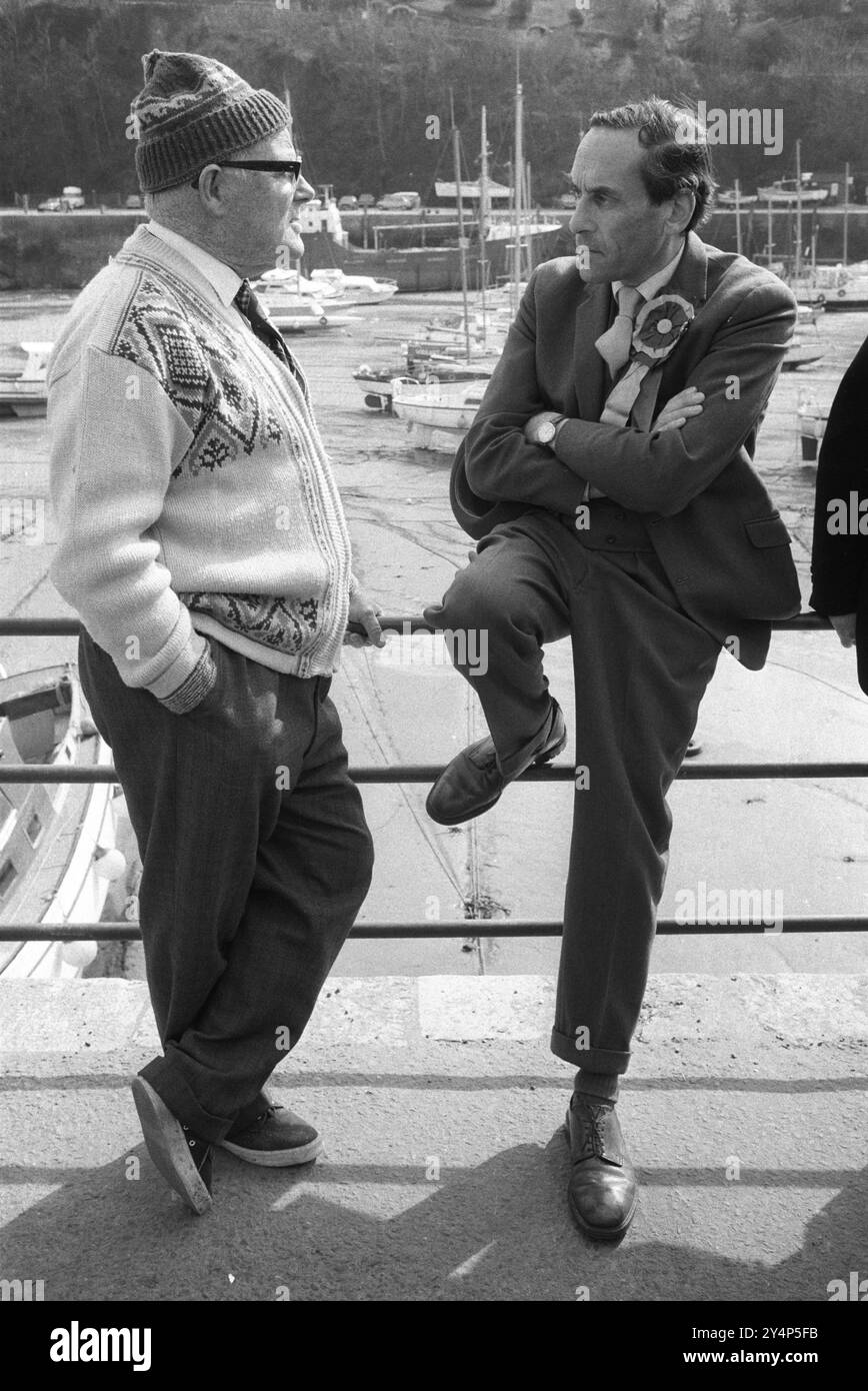Thorpe lavora per noi. Jeremy Thorpe sulla campagna elettorale nel suo collegio elettorale di North Devon. Chattare con un componente. Ha perso il suo seggio parlamentare liberale in quelle elezioni generali. Devon, Inghilterra aprile 1979 1970s Regno Unito HOMER SYKES Foto Stock