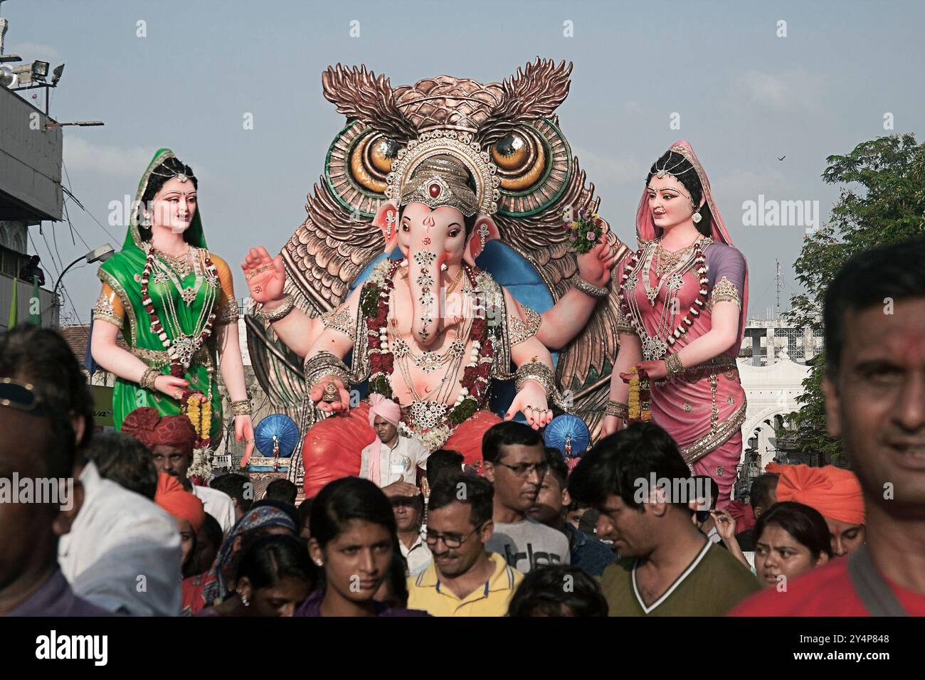 Vadodara, Gujarat / India - 5 settembre 2017 : devoti con il bellissimo idolo del Signore Ganesha nel giorno del festival Ganesha. Foto Stock