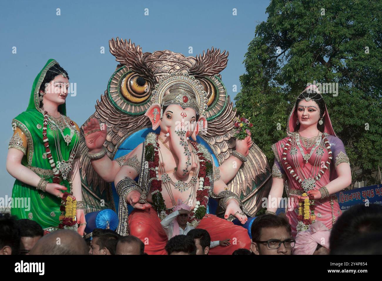 Vadodara, Gujarat / India - 5 settembre 2017 : devoti con il bellissimo idolo del Signore Ganesha nel giorno del festival Ganesha. Foto Stock