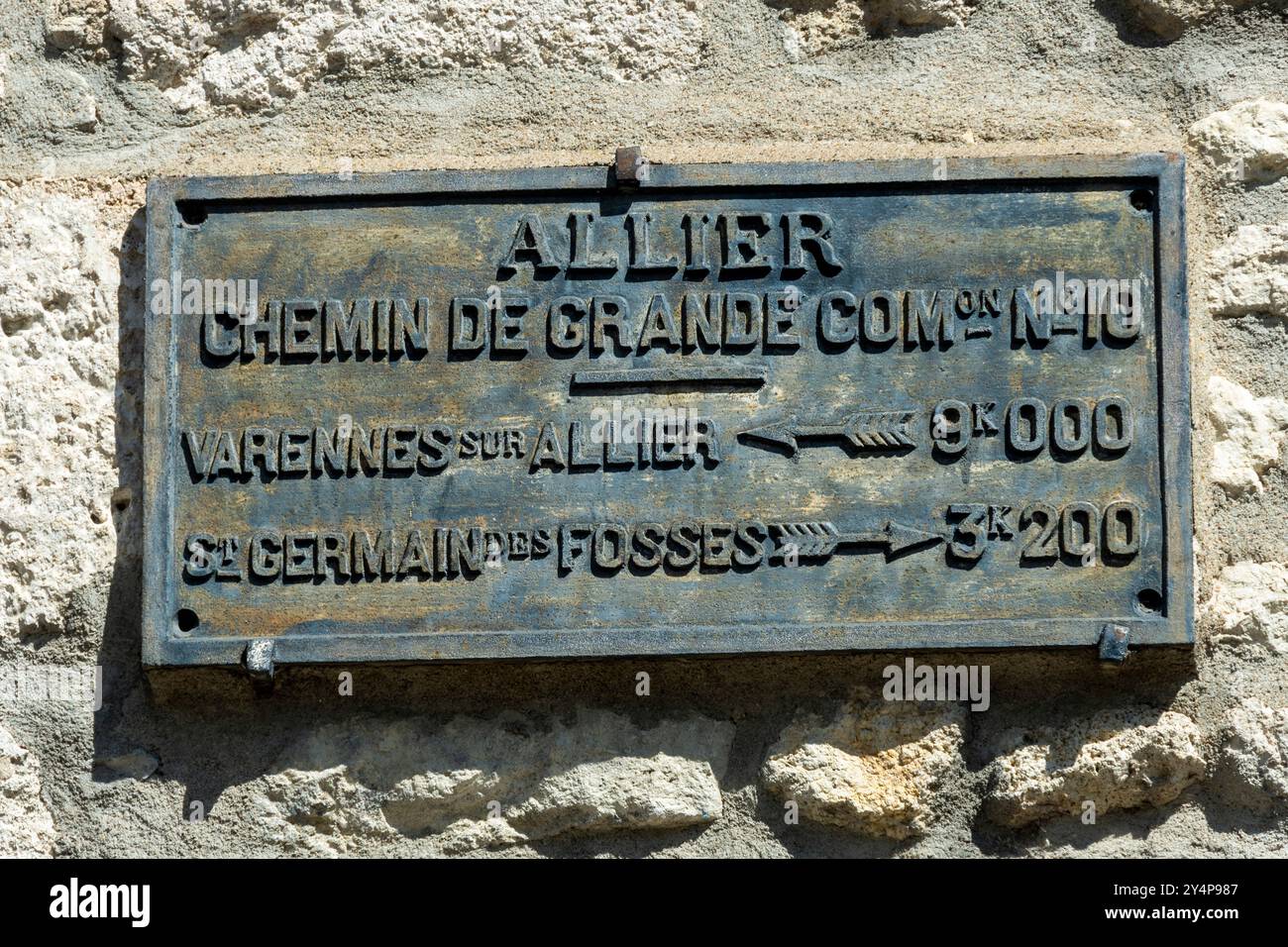 Targa storica di cocchiere, risalente al XIX secolo e all'inizio del XX secolo a Billy, Allier, Auvergne-Rhone-Alpes, Francia Foto Stock