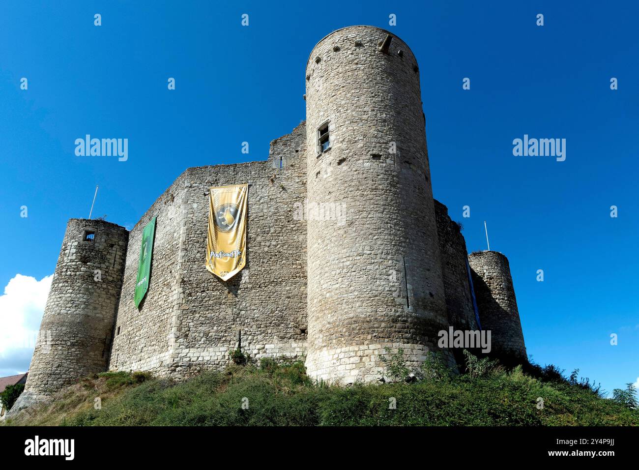 Castello di Billy, caratterizzato da architettura medievale del XIII secolo, striscioni di Harry Potter sulle pareti, dipartimento Allier, Auvergne-Rhône-Alpes, Francia Foto Stock