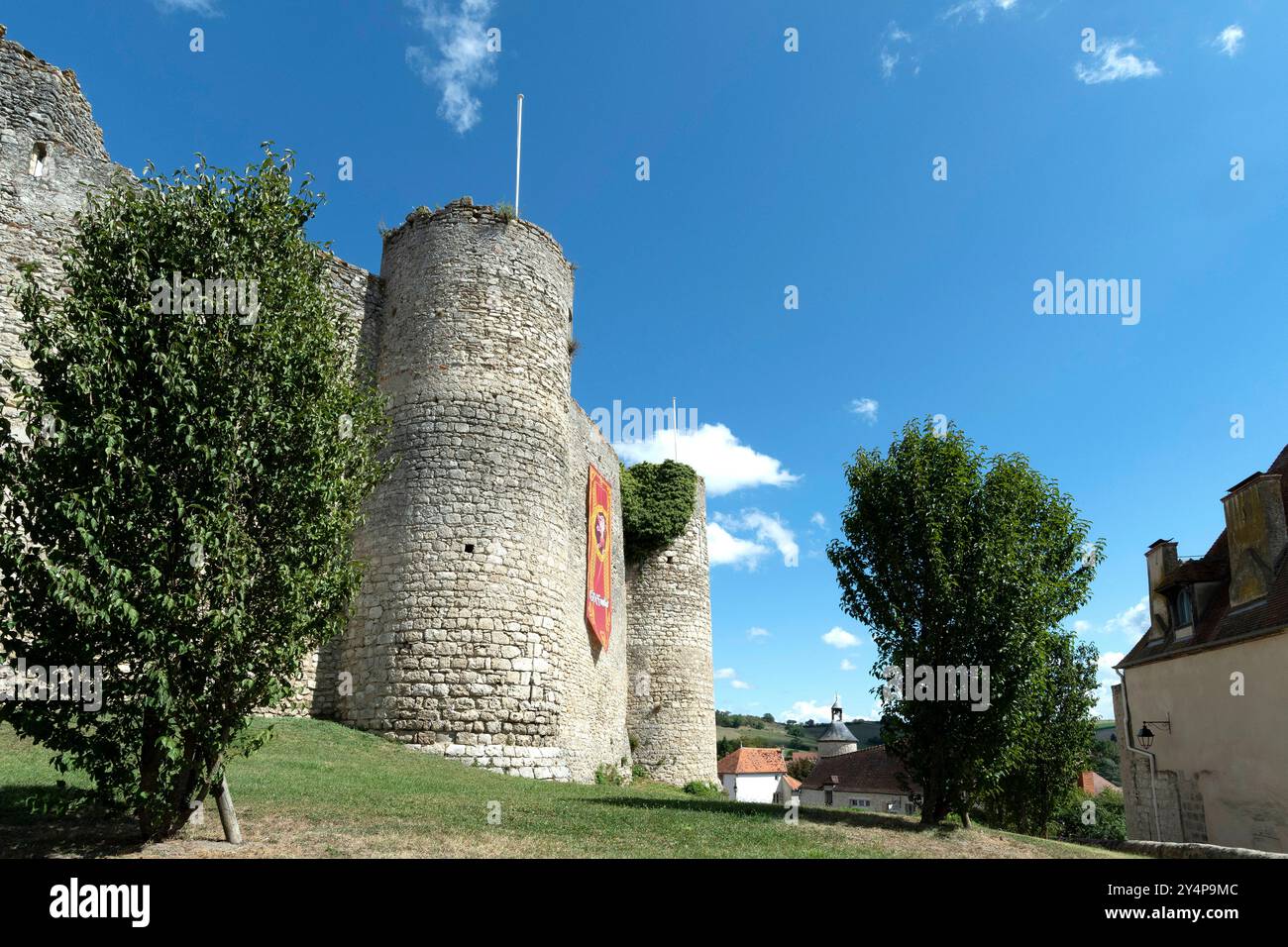 Castello fortificato di Billy, che mostra l'architettura medievale del XIII secolo nel dipartimento di Allier, Auvergne-Rhône-Alpes, Francia Foto Stock