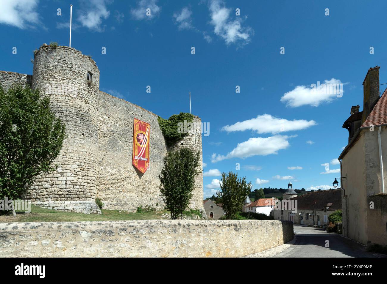 Castello fortificato di Billy, che mostra l'architettura medievale del XIII secolo nel dipartimento di Allier, Auvergne-Rhône-Alpes, Francia Foto Stock