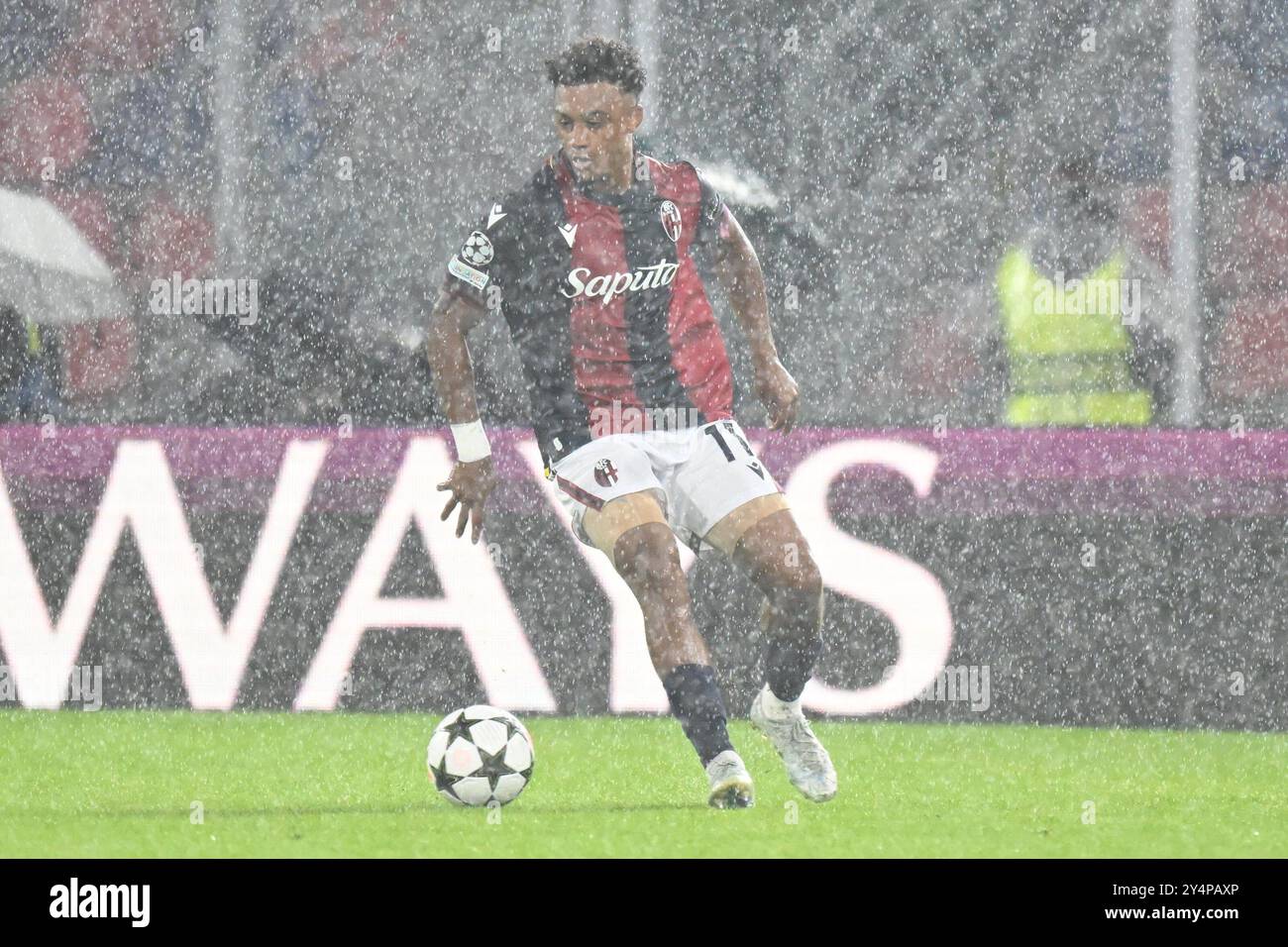 Dan Ndoye (Bologna FC) in azione sotto la pioggia battente durante la partita di calcio Bologna FC vs FC Shakhtar Donetsk, UEFA Champions League a Bologna, Italia, 18 settembre 2024 Foto Stock