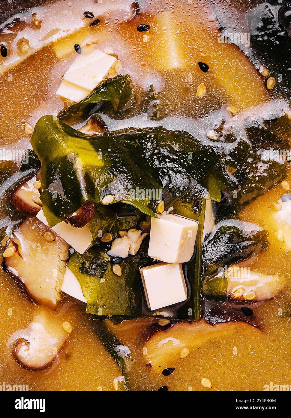 Zuppa con alghe e funghi vista dall'alto Foto Stock