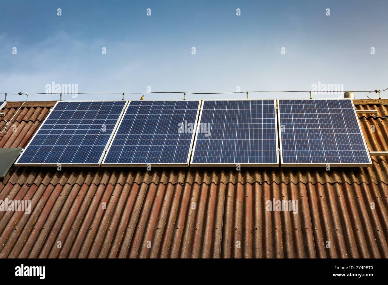 Pannelli fotovoltaici sul tetto della casa di famiglia, pannelli solari. Concetti di ambiente e tecnologia. Foto Stock