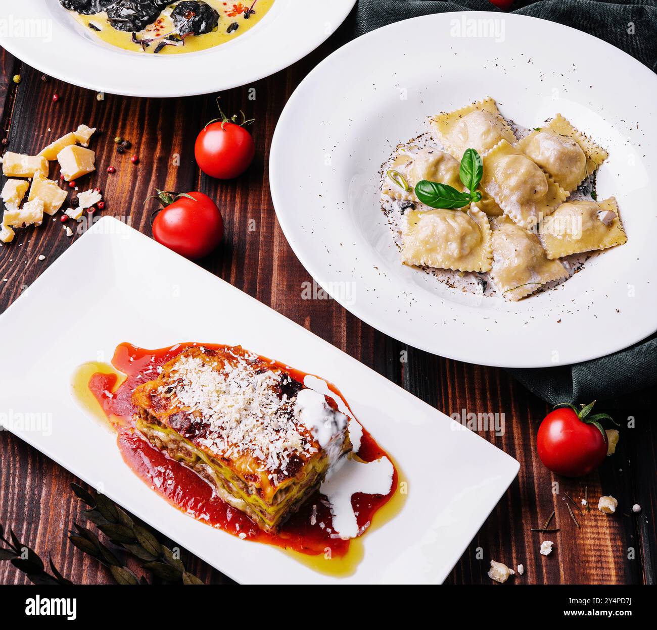 ravioli e lasagne cotte su legno Foto Stock