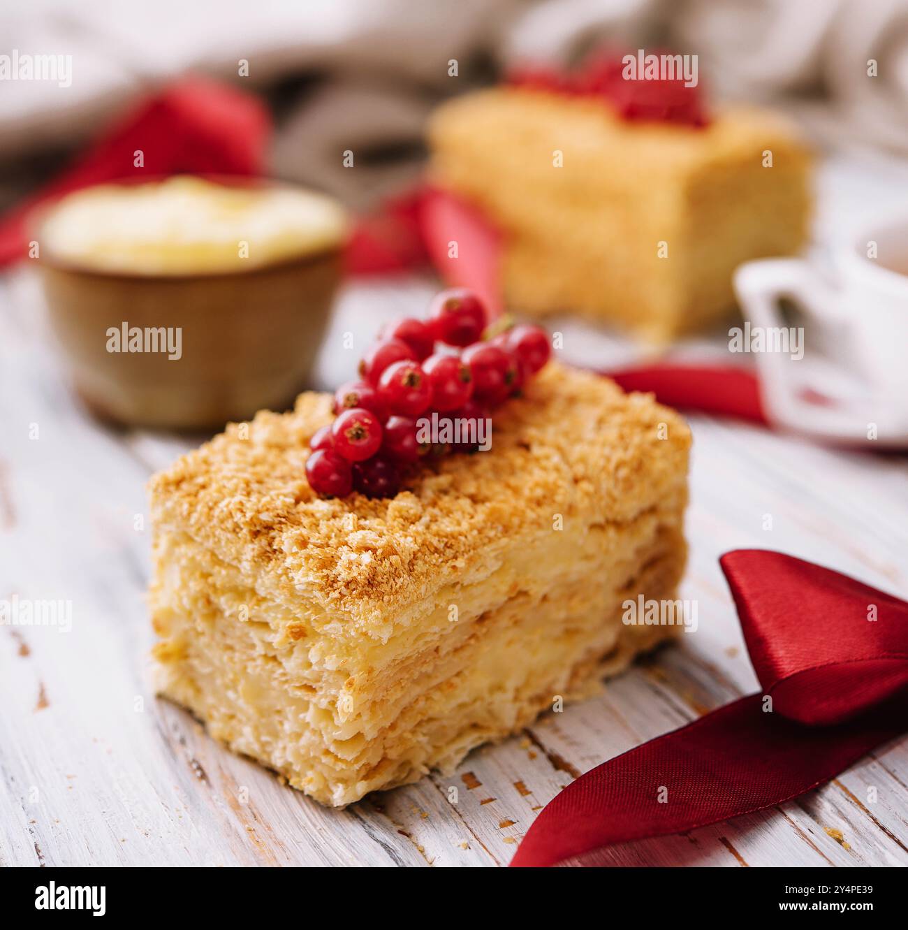 Torta fatta di sottili strati croccanti e panna napoleone Foto Stock