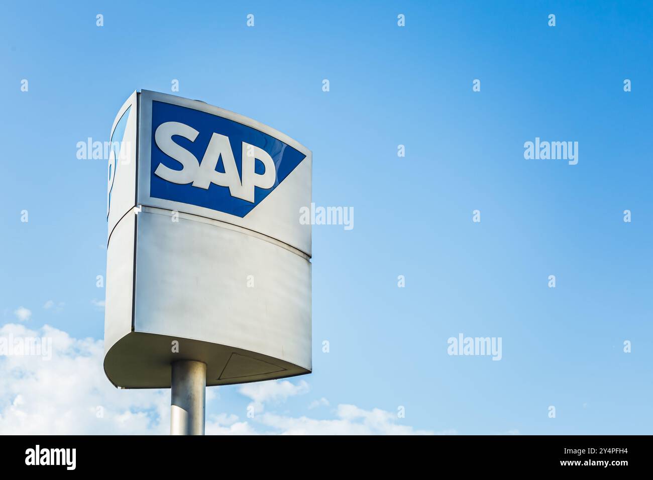 Logo SAP, multinazionale tedesca globale di software, marchio visivo del gigante del software nel campus aziendale Foto Stock