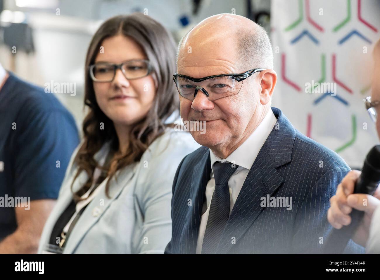 Grundsteinlegung bei Lyondell Basell mit Scholz und Wüst. Im Bild Bundeskanzler Olaf Scholz mit Schutzbrille im Schulungszentrum des Unternehmens. DAS im Toxic 100 Index 2023 als größter Wasser- und Luftverschmutzer der USA aufgelistete Unternehmen LyondellBasell mit Hauptsitz in Rotterdam Plant, unter Anwendung Seiner neuartigen MoReTec-Technologie Nägel mit Köpfen zu machen. Im Beisein hochrangiger Politiker wurde 19. Settembre 2024 der Grundstein für die erste chemische Recyclinganlage MoReTec1 gelegt. Wesseling Nordrhein-Westfalen Deutschland *** posa della prima pietra a Lyonde Foto Stock