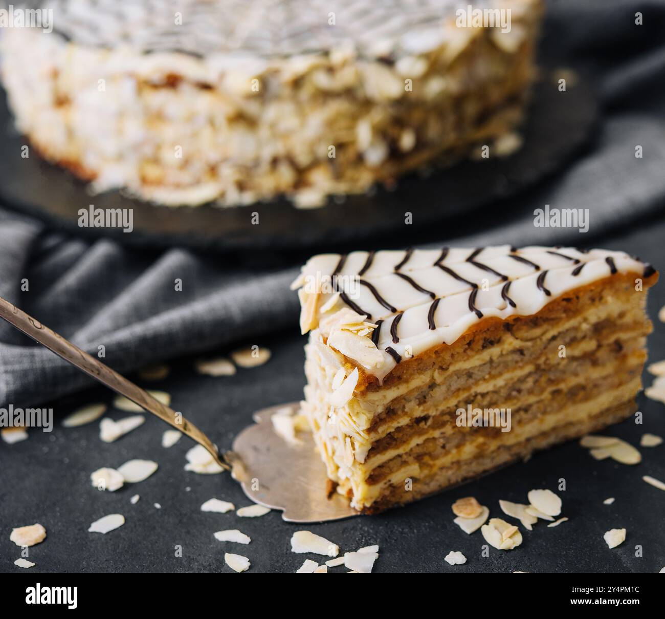 Dolce fetta di torta al miele su una spatola Foto Stock