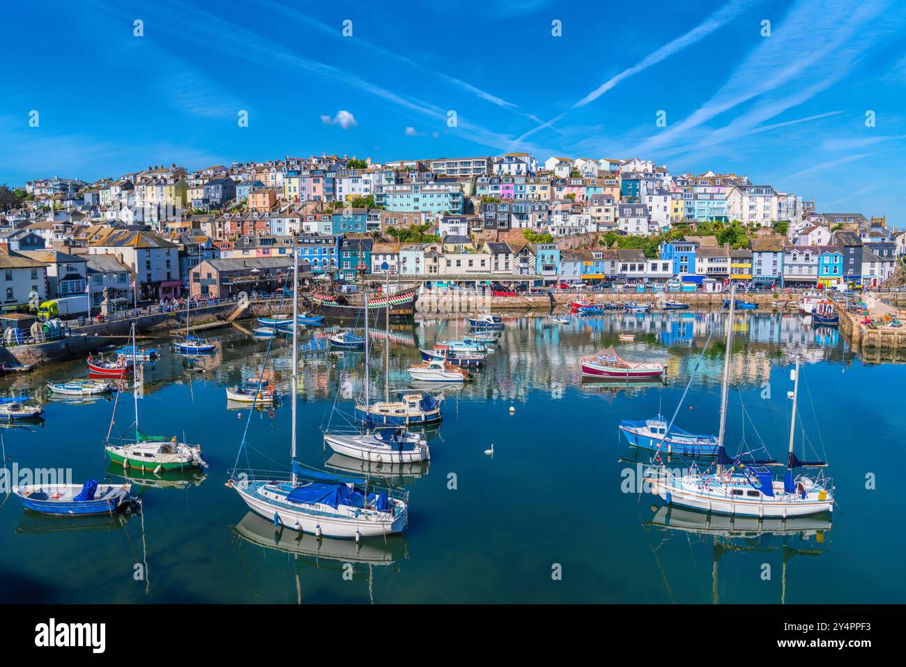 Brixham, Devon, splendido porto con barche con mare blu e cielo, Inghilterra, Regno Unito Foto Stock