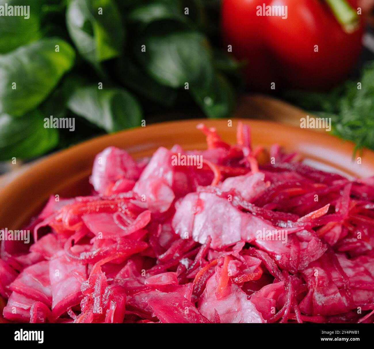 Insalata con cavolo e barbabietola su tavola di legno Foto Stock