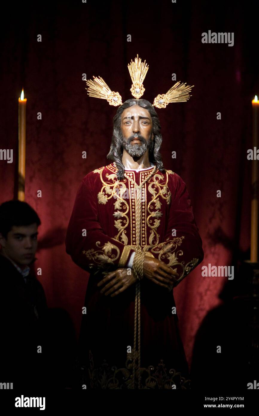 Siviglia, Spagna, 4 marzo 2008, la statua di Nuestro padre Jesús ante Anás sorge in un ambiente cerimoniale durante la processione della settimana Santa di Siviglia. Foto Stock