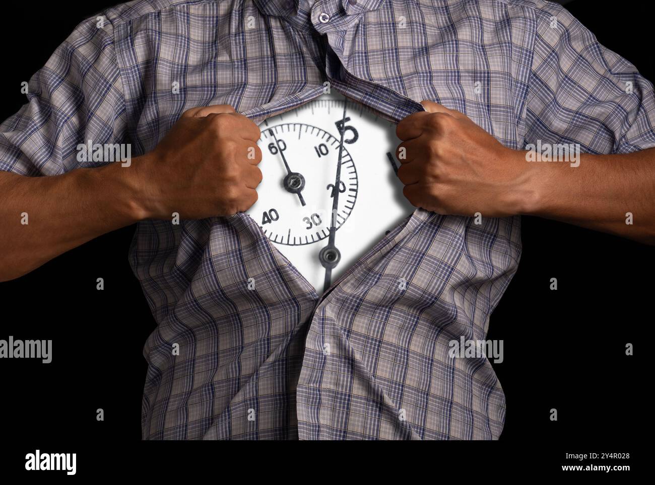 L'uomo lacrime la camicia, mostrando il cronometro all'interno, simboleggiando l'importanza del tempo, della disciplina e della precisione Foto Stock