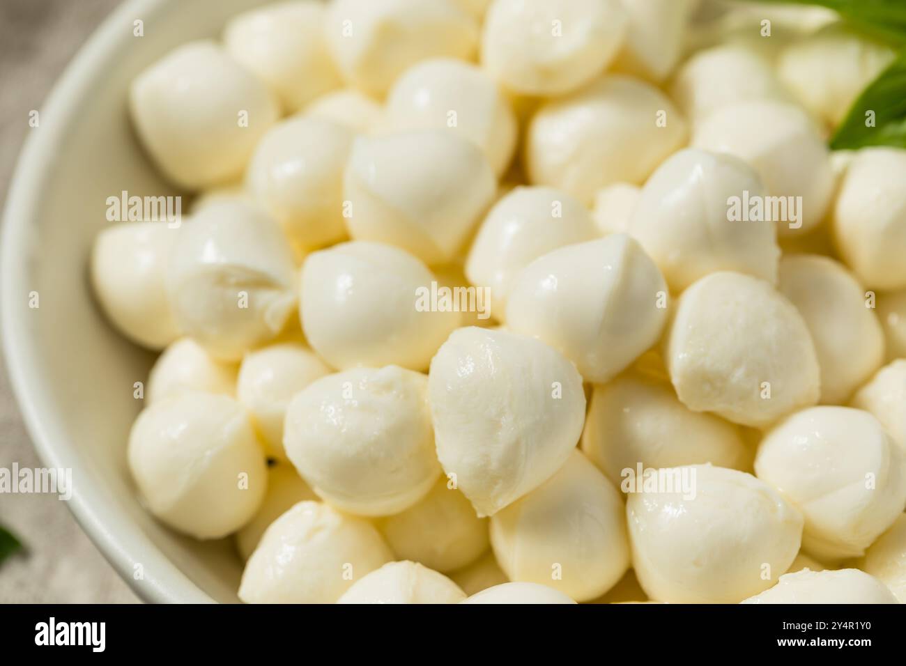 Formaggio biologico con perle di mozzarella bianca in una ciotola Foto Stock