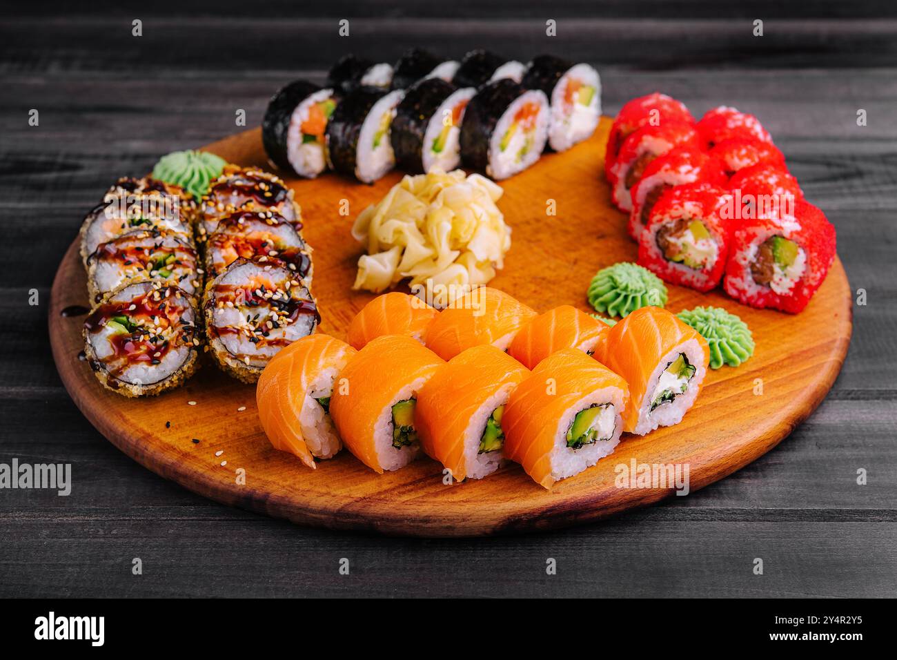 Deliziosa varietà di sushi preparati al momento Foto Stock