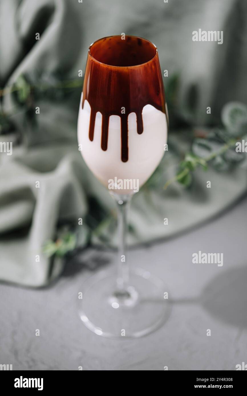 Cocktail al cioccolato al latte in bel bicchiere Foto Stock