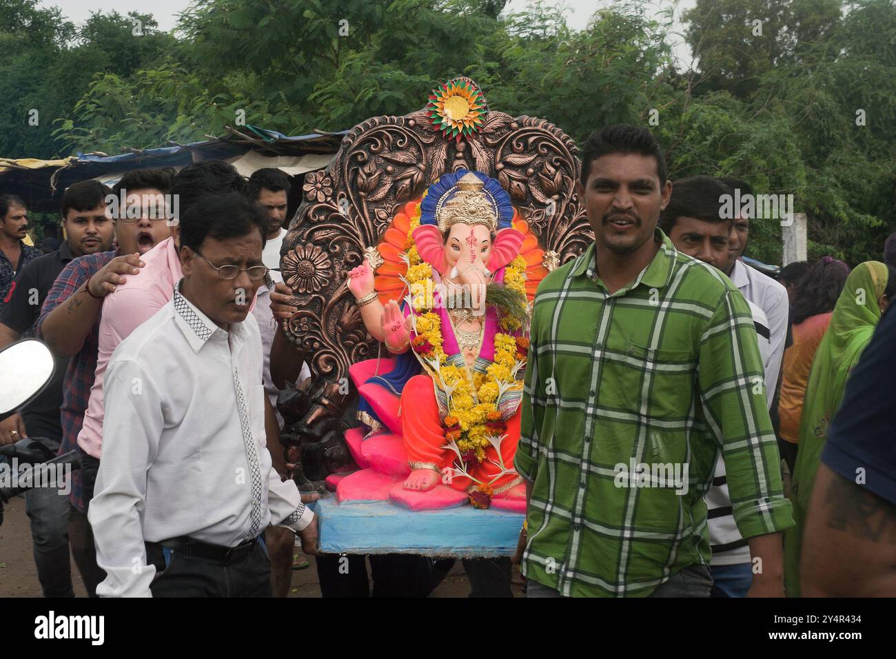 Vadodara, Gujarat / India - 8 settembre 2019: Devoto che prende l'idolo del Signore Ganesha per immergersi nell'acqua il giorno della festa Ganesha. Foto Stock
